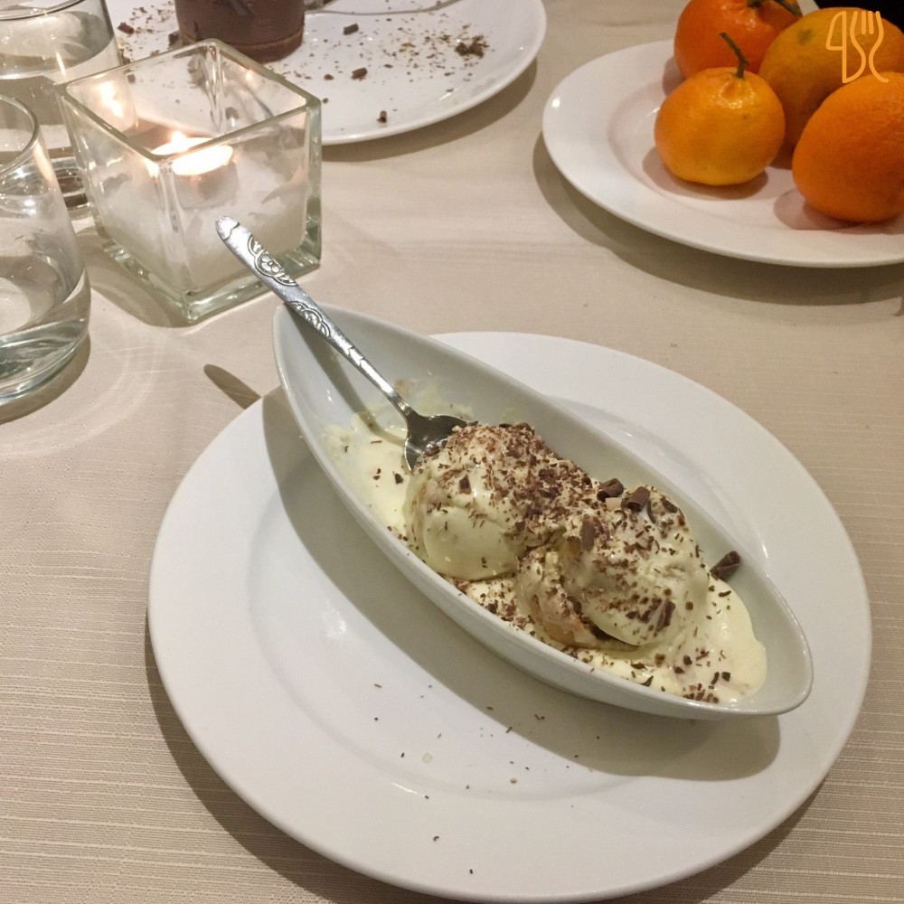 Dessert della casa con cioccolato