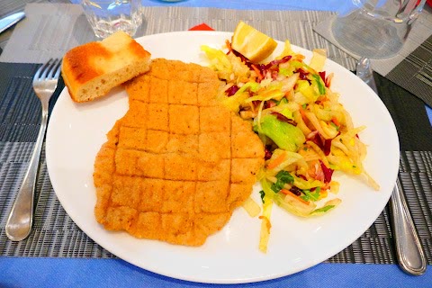 Cotoletta alla milanese con insalata