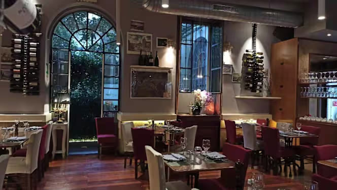 Sala principale con finestra ad arco e parete di vini