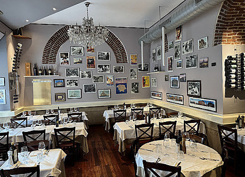 Sala con fotografie incorniciate e lampadario