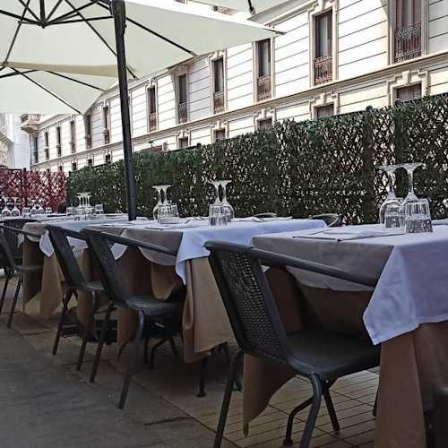 Terrazza apparecchiata davanti al ristorante